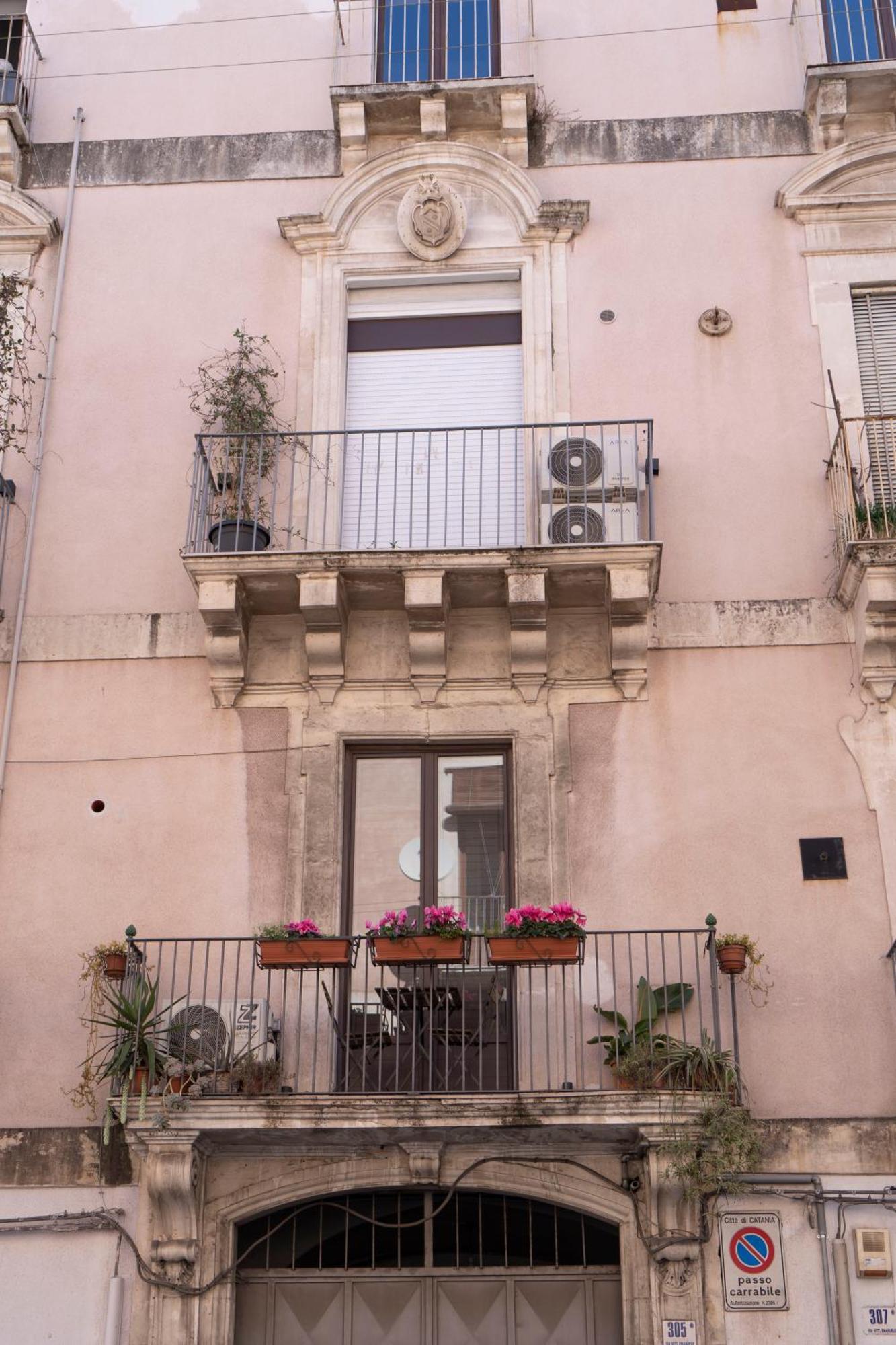 Etna Timeo Central Apartment In Baroque Building Катанія Екстер'єр фото